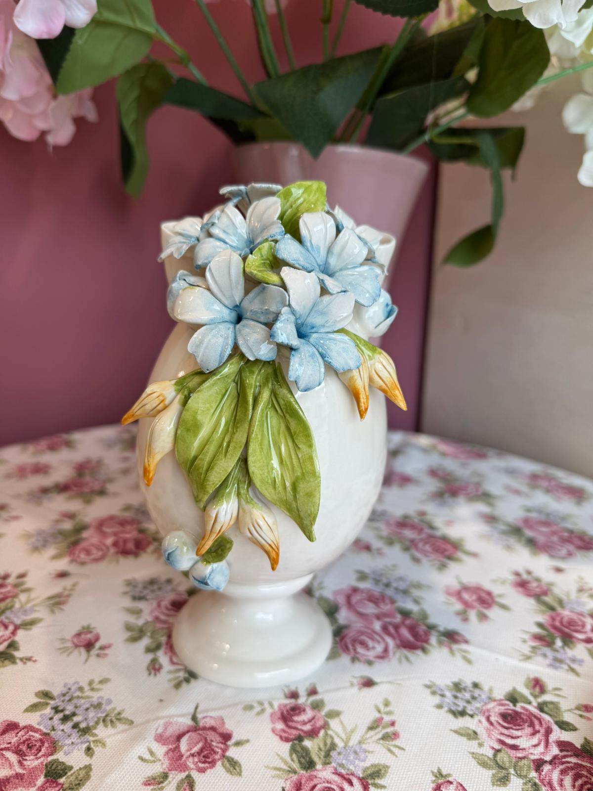 Uovo in porcellana di Capodimonte su base con fiori azzurri - H.20 cm
